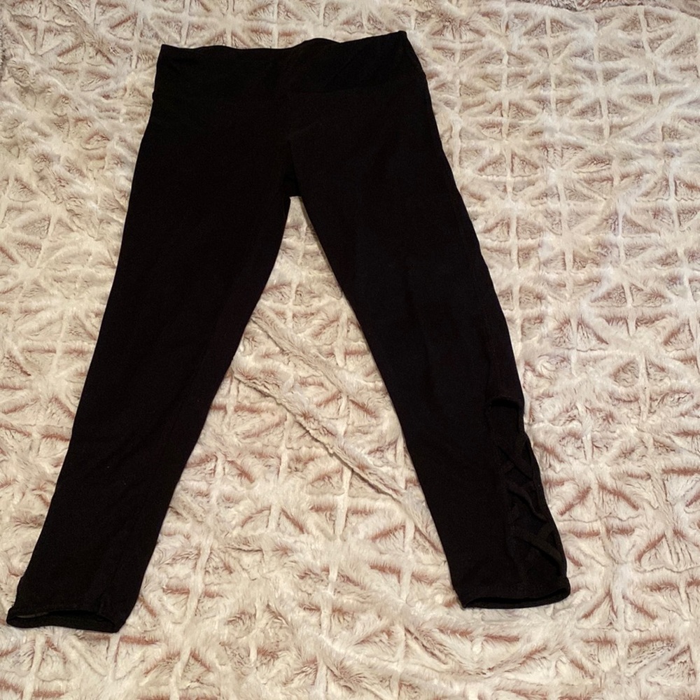 black leggings with leg design